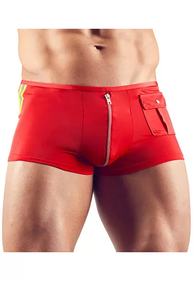 Un boxer rouge vif au design pompier pour un jeu de rôle imaginatif. Boxer sexy pour homme avec bandes réfléchissantes, poche décorative et fermeture éclair fantaisie sur le devant. Coupe qui crée un renflement impressionnant à l'avant.Boxer sexy rouge 95% polyester, 5% élasthanne. 1 pièce