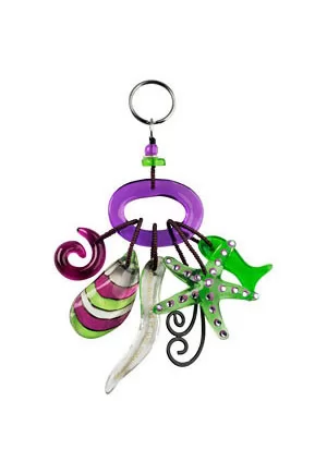 Porte clé violet et pampilles insolites. Ce porte clef ludique et coloré met du peps dans la vie ! Résolument gai, ce grand porte clés est très utile pour trouver ces clés rapidement.