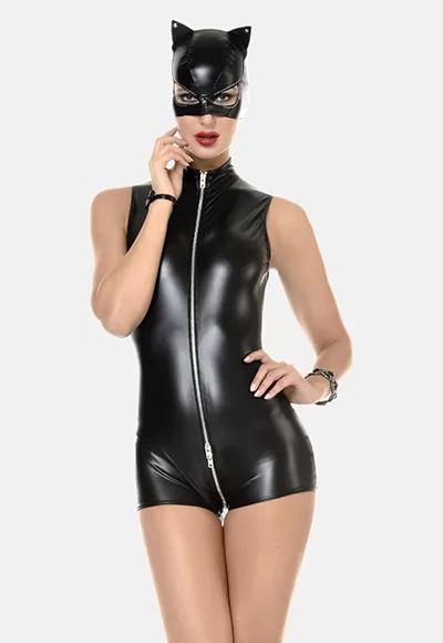 Here is the playsuit version of Sweety catsuit, for a more daring look. This sleeveless playsuit will show off your legs and thanks to its three sliders and its full zip, which goes from the neck to the top of the buttocks, you can choose the depth of your cleavage. Feel free to wear it with Petit Chat mask and gloves for a complete Catwoman look. ...