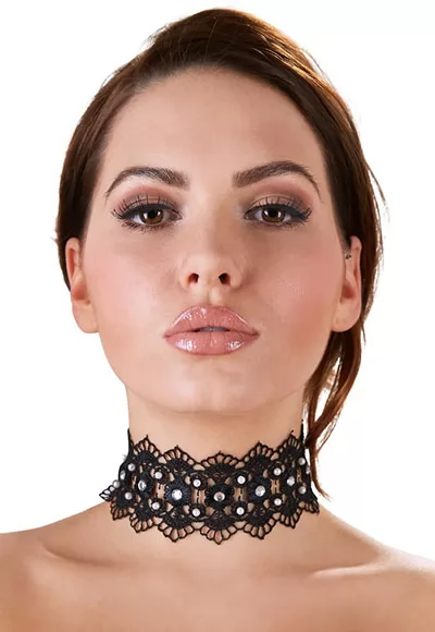 An erotic eye-catcher!Black embroidered choker decorated with white pearls and rhinestones. There is a satin ribbon at the back to tie the chocker together.Approx. 36 cm long, approx. 5 cm high. 100% polyester.