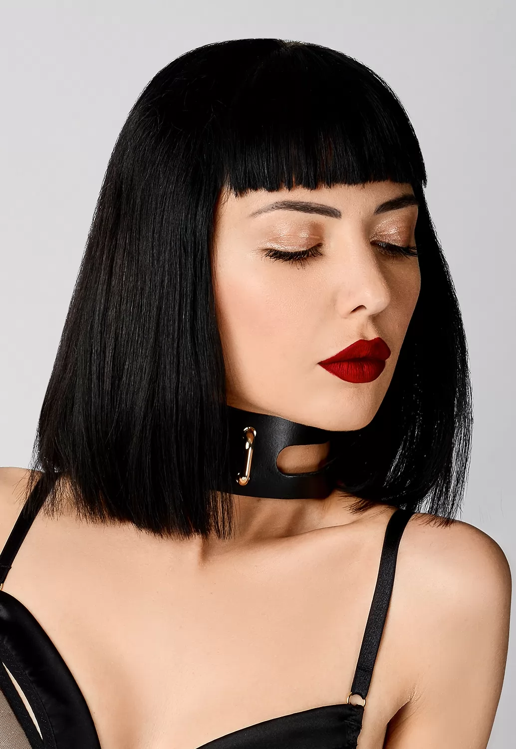 Elf Zhou Cut out Choker Black Leather