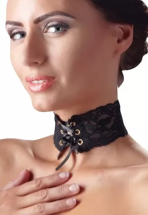 Collier en dentelle noire tour du cou ajustable par un lacet satiné passant par 6 oeillets.  Choker dentelle de longueur environ 32 cm, hauteur environ 6 cm.  Composition 100% polyester.  1 pièce