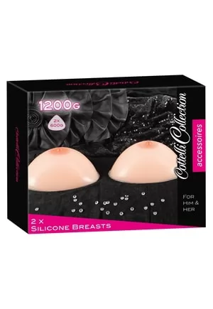 Prothèses externes de seins en silicone de 600 grammes chacune, de coloris chair, avec mamelons réalistes. Prothèses mammaires externes à placer dans un soutien gorge. La matière silicone prend la température du corps à son contact. La forme est étudiée pour une forme naturelle. 1 paire.