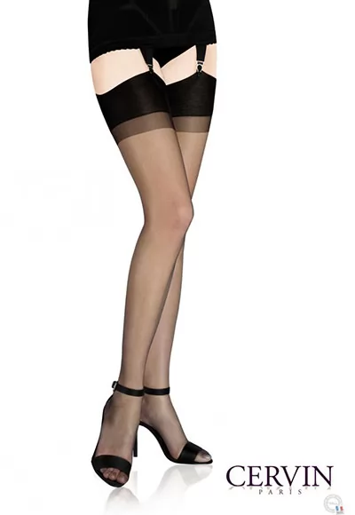 Bas fin Capri 10 Deniers NOIR de Qualité, découvrez une transparence inégalée sur vos jambes.  Portez l'élégance à la française sur vos jambes.  Talons Y et pointes renforcés invisibles, bas fins fabriqués en France.  Bas sans couture noir d'une finesse extrême. 1 paire.  10 deniers - 100 % polyamide  Tailles : 1 à 6  Coloris : noir