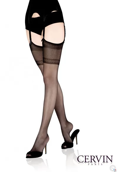 Le sublime bas voile noir Romantica CERVIN est extensible, satiné, sans couture, avec un magnifique revers jacquard ajouré sur le haut de la cuisse.  Un bas voile noir fabriqué dans la plus pure tradition, avec un revers souple et pointe diminuée renforcée invisible.  Ces bas sont fabriqués exclusivement en France et soigneusement emballés à...