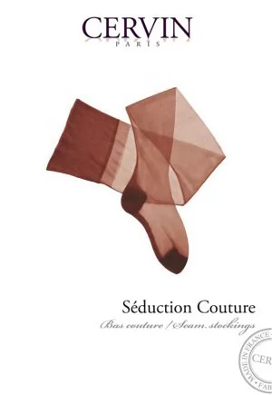 Bas marron foncé voile Séduction Couture talon pyramidal CERVIN, gamme de bas couture de grande qualité fabriqués en France.  La séduction à fleur de peau, pour ce véritable bas nylon CERVIN avec une authentique couture 3 fils ton sur ton de la belle époque qui vous plonge dans l’atmosphère des années 40-50.  Authentiques bas marron foncé...