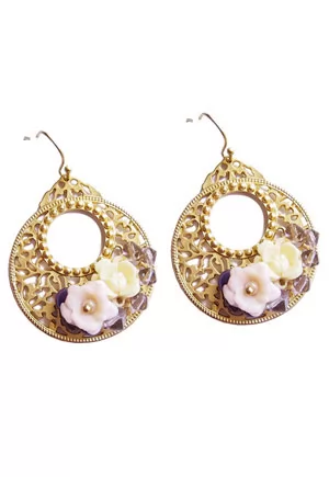 Boucle d'oreille flower rétro. Ces boucles d'oreille sont montées sur filigrane délicat et décorées de fleur, dans un esprit rétro. Boucles d'oreille de 5,5cm environ, de coloris doré clair mat.