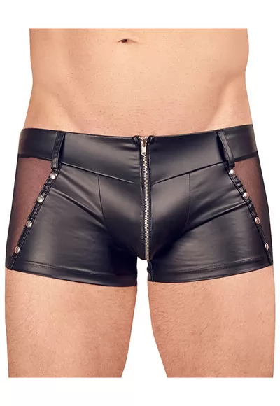 Boxer stylé avec un zip pratique et érotique ! Boxer flatteur pour la silhouette de Svenjoyment fabriqué dans un matériau tendance à l'aspect mat, style wetlook, avec des empiècements en filet transparents et des clous décoratifs de chaque côté. Avec passants de ceinture, fermeture éclair et empiècement central matelassé sur le devant. 90...