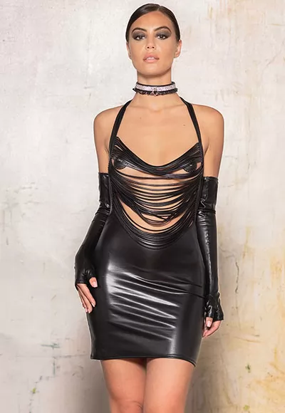 La robe wetlook Calicia est une robe fétiche très sexy avec des lanières sur la poitrine dévoilant subtilement les seins. La robe moulante Calicia met en valeur les fesses avec un dos nu très coquin en pointe au niveau de la chute des reins. La robe fetish Calicia se noue derrière la nuque. Coordonnez la robe Calicia en simili cuir avec les mitaines...