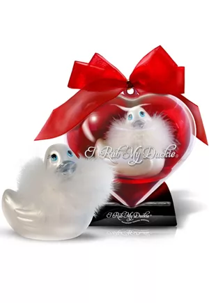 Le canard vibrant Sweet Heart Duckie est le parfait cadeau sexy et romantique. Livré dans son cocon en forme de coeur, ce canard vibrant blanc nacré est un sextoys prestigieux à offrir. Son coloris blanc nacré donne un aspect luxueux à ce canard vibrant orné d'un boa en duvet léger.