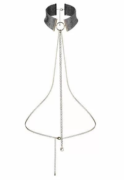 Un collier bondage élégant et stylé qui dissimule un harnais délicat en chaînette. Ce bijou sublime le corps nu et reprend les codes du soft bondage dans un esprit érotico chic. Bijoux Indiscrets.