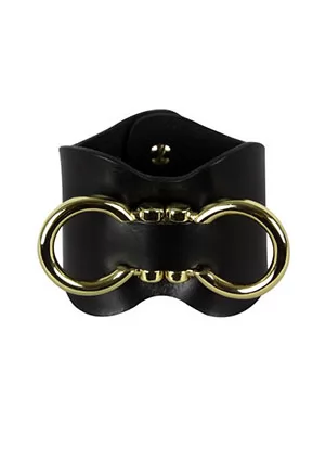 Monarch Cuff Cuir Noir Collection Leather Artefact. Une splendide menotte qui est un bracelet large en Cuir traité de manière écologique aux finitions luxueuses. 1 pièce.  E.L.F ZHOU London est une marque érotico-chic luxueuse d'un nouveau genre, confectionnant avec précision des pièces exceptionnelles incarnant la séduction, la féminité et...