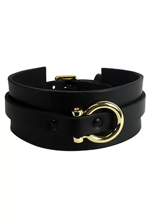 Omega wrap choker Cuir Noir Collection Leather Artefact. Cuir traité de manière écologique. Ajustable. 1 pièce.  E.L.F ZHOU London est une marque érotico-chic luxueuse d'un nouveau genre, confectionnant avec précision des pièces exceptionnelles incarnant la séduction, la féminité et l'érotisme.