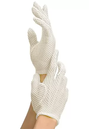 Gant court blanc en résille. Ce gant est proposé dans une résille blanche extensible 100% nylon. Ce gant blanc ajouré laisse entrevoir la peau à travers une petite maille en losange. Livré par paire. Longueur totale 23cm.