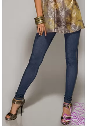 Leggins denim à coutures et petites poches sur l'arrière. Leggings à porter avec une tenue décontractée ou dans une version plus sophistiquée avec un top luxe et des sandales ou escarpins à hauts talons. Leggings facile à porter en toute occasion. Top vendu séparément, catégorie Top luxe.