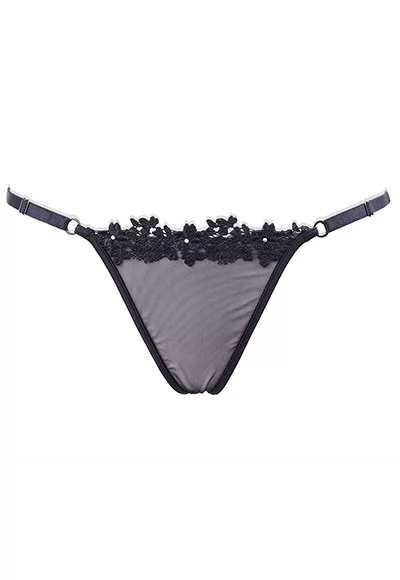 String Borsalino découpé en triangle et composé d’un tulle noir orné d’un galon noir strassé.  Le tour de taille du String Borsalino luxe est en élastique réglable. Le dos du String Borsalino, en V, est accompagné d’un pendentif en strass monté sur mousqueton, amovible pour lavage qui marquera délicatement la cambrure du dos. Superbe...