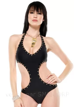 Maillot de bain luxe noir monokini Dubai. Une superbe coupe pour ce maillot noir luxueux et moderne, au décolleté en V. Le tour du cou se noue pour un ajustement parfait. Taille S (36-38), M (38-40) ou L (40-42). Collier et bracelet vendus séparément dans notre boutique glamour.