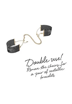 Menottes noires avec chaines de poignées ajustables de mailles métalliques noires ou Bracelets élégants. Ces menottes érotico chic sont une invitation à vivre des expériences sensorielles uniques dans tous vos moments d'intimité. A porter également comme des bracelets scintillants en soirée. Bijoux Indiscrets.