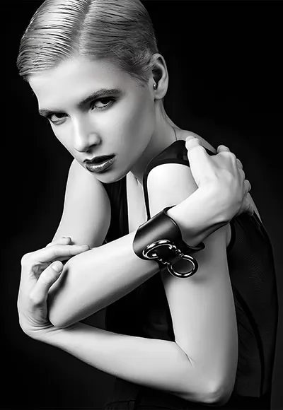 Monarch Cuff Cuir Noir ELF Zhou