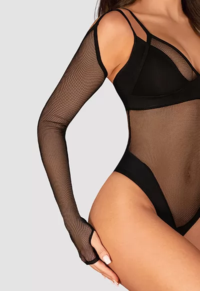 Vous aimez pimenter vos looks avec des accessoires originaux ? Ces accessoires de lingerie sont fait pour vous !  De longs gants Nesari noirs couvriront entièrement vos bras. La maille transparente vous apportera de l'élégance et une aura légèrement mystérieuse.  Ouvrez-vous à un tout nouveau niveau de plaisir sensuel ! Surprenez votre moitié...