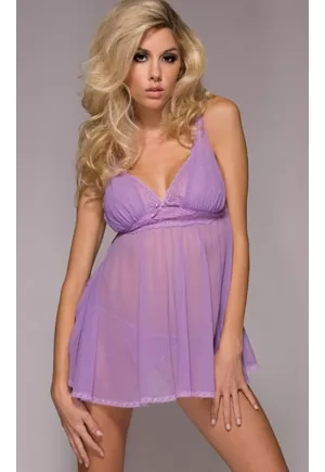 Nuisette lilas en voile coupe Marilyn. Cette nuisette lilas reprend le décolleté en V façon Marilyn, décoré d'un petit noeud en satin délicat. Le décolleté de cette nuisette de charme juxtapose élégamment dentelle et voile pour un effet glamour jouant sur les transparences. La nuisette voile lilas s'agrafe sur l'arrière. Cette nuisette est...