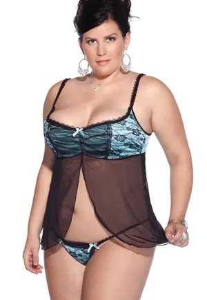 Belle nuisette bleue en satin et dentelle superposée, et voile transparent, de très grande qualité pour femme pulpeuse.  Nuisette charmante grande taille livrée avec son string coordonné bien travaillé avec côtés élastiqués.  Lingerie de qualité, finitions soignées, belles matières, 2 pièces.