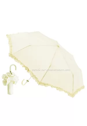 Ombrelle ivoire crème pliable volant. Idéal pour accessoiriser une tenue ivoire ou une robe de mariage crème.  Ce parapluie ivoire crème se distingue par ces petits volants et son superbe effet brillant.  Diamètre 100cm environ. Parapluie ou ombrelle pour une mariée.