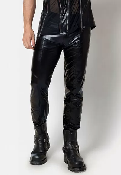 Pantalon Joss wetlook brillant Catanzaro de coloris noir, vêtement sexy pour hommes. Le Pantalon Joss de marque Patrice Catanzaro, fabrication soignée français, est votre meilleur allié, grâce à son toucher velouté et sa souplesse vous vous sentirez parfaitement à l’aise. La découpe au dos mettra en valeur vos atouts. Braguette zippée et...