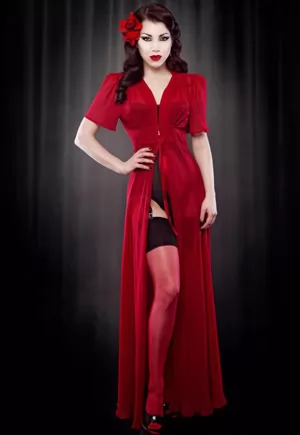 Robe majestueuse Elle en soie rouge, en mousseline polyester, créée à partir d'un modèle vintage authentique, avec une jupe coupe en biais tourbillonnante, buste plissé, manches courtes et finition ruban de velours. La robe lingerie rouge en soie, Elle, se ferme avec des crochets et se marie avec toutes les lingeries. 1 pièce.  Lingerie fine sexy...