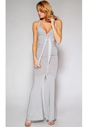 Robe de soirée longue sexy pour femme fatale. Cette robe grise moulante est modulable, vous pourrez la porter de 4 façons différentes, avec ou sans manches, les pans de tissus peuvent aussi être enroulés pour former des bretelles.  Enveloppez votre corps dans une matière agréable et sexy, avec un style féminin et séducteur.