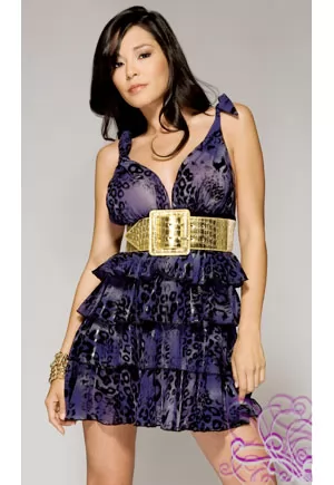 Robe luxe. Robe à volants purple léopard, légère et sensuelle. Vêtement luxe disponible en taille XS (34), S (36), M (38) ou L (40). Bracelets et ceinture vendus séparément dans notre boutique glamour, section Bijoux. Top noir vendu séparément, catégorie Top luxe