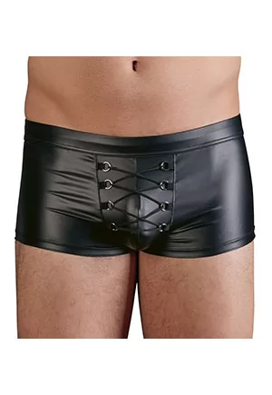 Shorty noir tendance pour homme dans un look mat élégant avec un laçage sexy sur l'avant. Fantastiquement élastique pour un ajustement parfait et extrêmement confortable à porter. 90% polyester, 10% élasthanne.