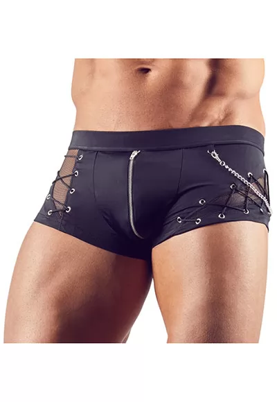 Stylé et masculin ! Shorty pour homme réalisé dans une combinaison tendance de matière opaque et transparente (résille). Avec chaîne décorative amovible et fermeture éclair sur le devant. Noir. Très extensible. 80% polyamide, 20% élasthanne.