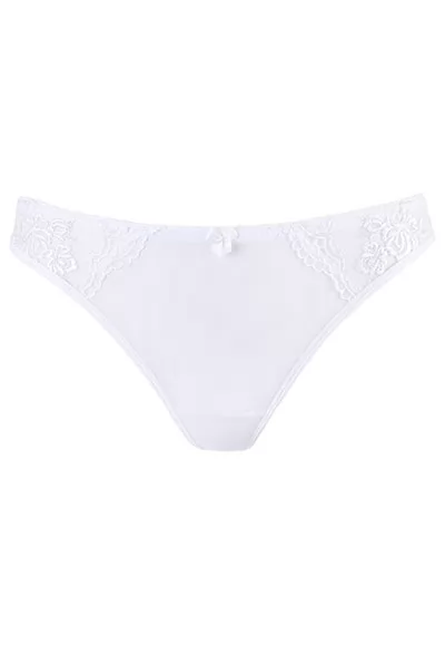 Le string classique dans une nuance de blanc profond sera magnifique porté avec le soutien-gorge assorti, vendu séparément. Charme et coquetterie seront au rendez-vous avec ce superbe ensemble de lingerie blanche.  Sur la partie arrière, se trouve une découpe ronde et tentante pour stimuler votre imagination. Offrez-vous un moment de plaisir avec...