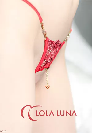 String Roxanne ouvert Lola Luna. Superbe string luxe ouvert en guipure rouge, orné d'un bijou perle et strass sur chacun des côtés. String luxueux Roxanne ouvert à l'entre-jambe et souligné d'un pendentif coeur rouge charmant.  String rouge sexy décoré de dentelle et d'un petit noeud subtil sur l'arrière. A marier avec des bas luxueux vendus...