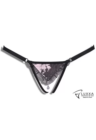 Le String nu bijoux Dragee Luxxa est complétement ouvert, composé d’un volant de dentelle rose et gris anthracite doublé d’un lycra rose, en forme de triangle agrémenté de froufrous et orné d’un pendentif en cristal transparent en forme de goutte d’eau monté sur mousqueton, amovible pour lavage. Le tour de taille est en élastique réglable....