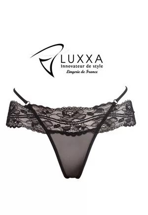 String Reglisse Luxe, gamme lingerie fine sexy luxe.  String Regisse avec tour de taille en dentelle, entre jambe en tulle extensible et tour de hanche en lycra.  Dentelle soyeuse et extensible de grande qualité.  1 pièce.  Lingerie fine luxe Luxxa fabriquée en France, finitions parfaites, matières superbes.  Lingerie fine sexy d'une qualité exceptionnelle...