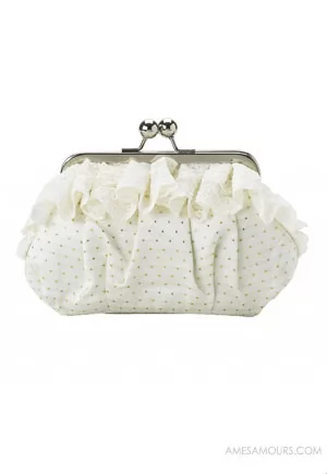 Trousse de maquillage crème à pois dorés et volants en dentelle. Belle trousse à fermeture style porte monnaie, dessin fin en losange. Dentelle large sur un côté de la trousse. Dimension de la trousse de maquillage pois dorés : hauteur 13cm, longueur 17cm, profondeur 7cm. 1 pièce.