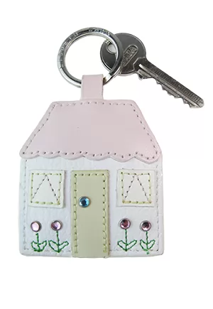 Porte clefs en cuir maison rose