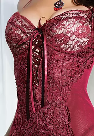 Combinaison lingerie rouge carmin décolleté lacé dentelle