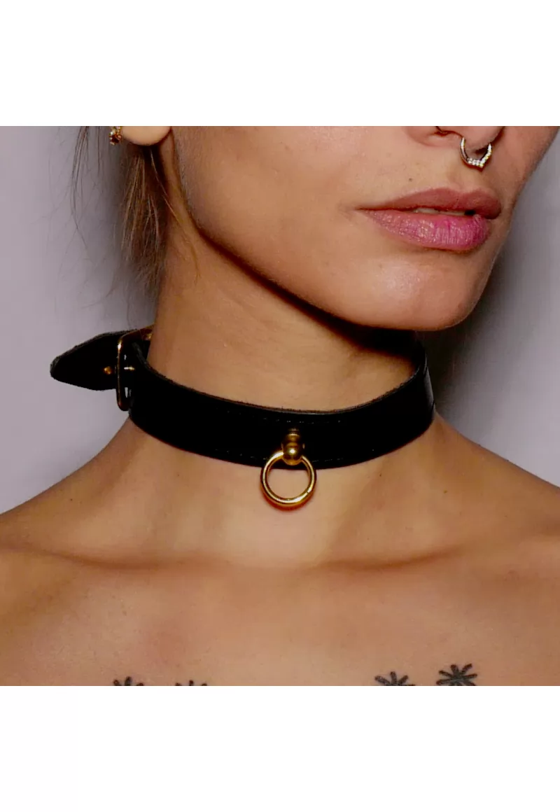 Collier cuir fin et anneau doré