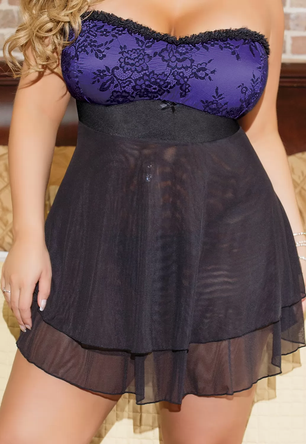 Nuisette bustier satin violet femme pulpeuse