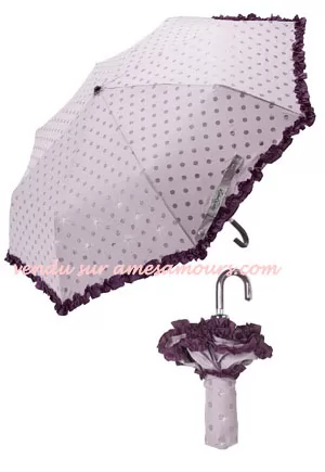 Parapluie pliable à pois violet pailleté. Ce parapluie violet à pois brillant est un accessoire typiquement féminin. Ce parapluie accessoirise vos tenues avec coquetterie. Diamètre 98cm.