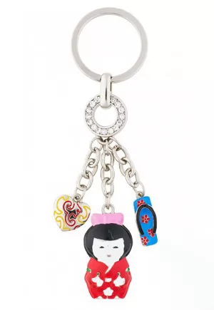 Porte clé kokeshi Poupée japonaise.  Un porte clef très tendance et apprécié pour son thème japonisant. Hauteur 12 cm, poupée kokeshi 3,5cm.  Une belle idée cadeau tendance et utile.